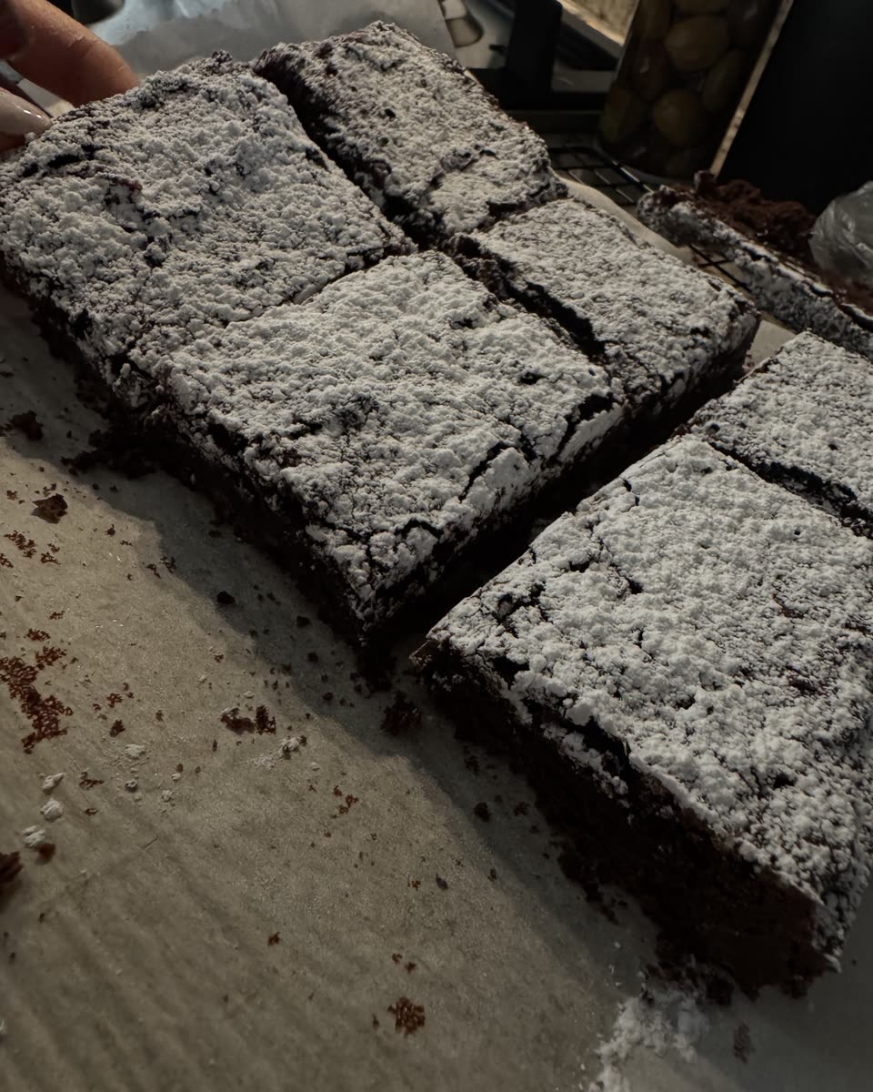 Brownies con costra crujiente y azúcar glass