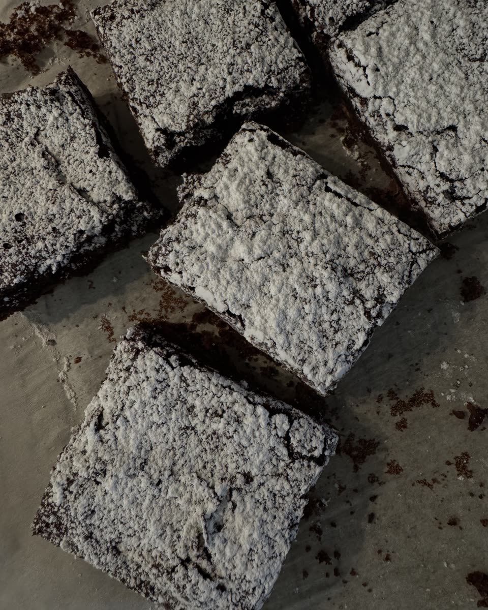 Brownies de chocolate cortados en cuadros, con azúcar glass encima