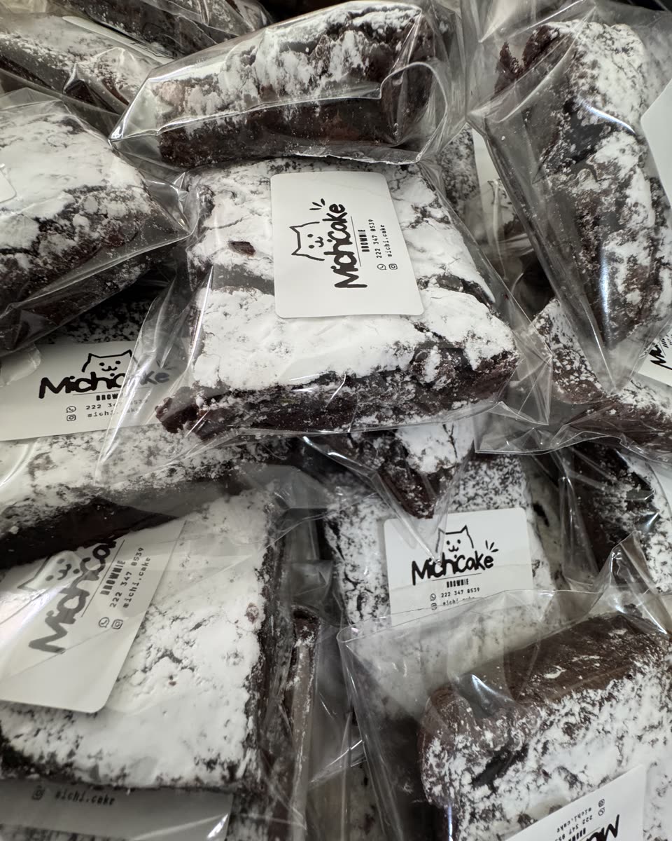 Brownies empacados uno por uno con la etiqueta de Michi Cake