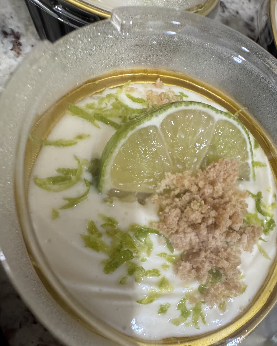 Pie de limón con rodaja de limón, ralladura y crumble de galleta